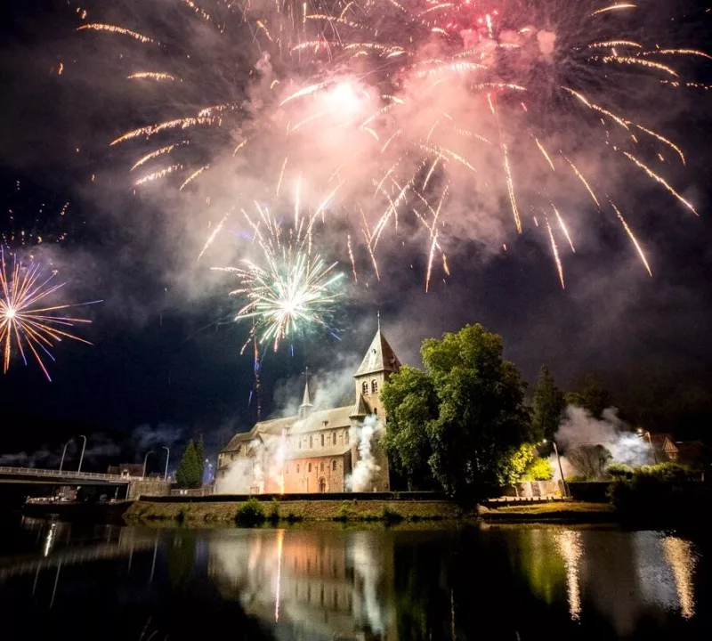 feux d'artifices magie moments à deux premier samedi du mois de juillet au plaisir maison d'hôtes ludique et insolite Hastière Dinant Namur Belgique Cluedo B&B