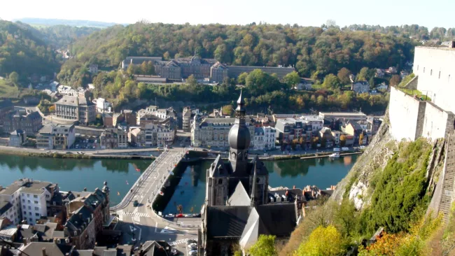 ville de Dinant à 20 minutes de au plaisir maison d'hôtes ludique et insolite Hastière Dinant Namur Belgique Cluedo B&B
