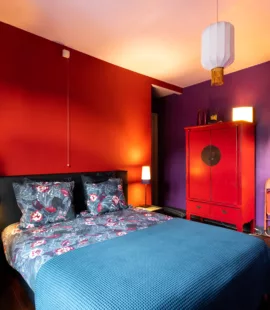 chambre professeur violet chambre à thème énigme à résoudre à deux ludique jeu de carte baignoire d'antan, activité en couple Hastière Dinant, Namur