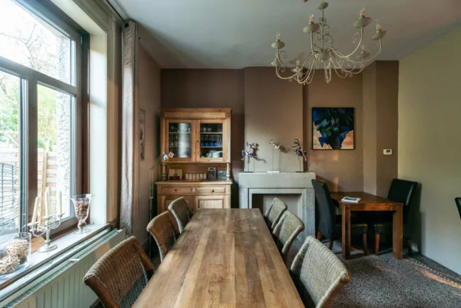 salle à manger au plaisir maison d'hôtes ludique et insolite Hastière Dinant Namur Belgique Cluedo B&B