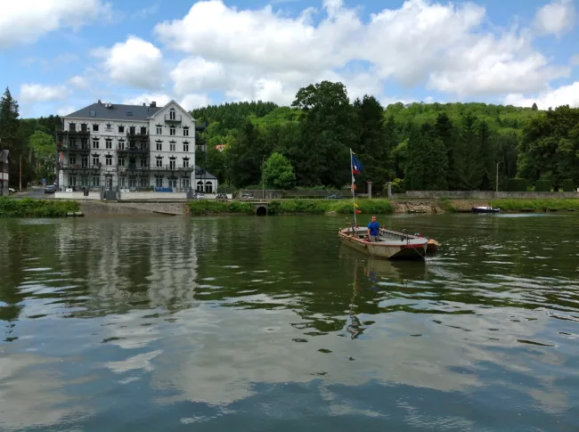 La Meuse au plaisir maison d'hôtes ludique et insolite Hastière Dinant Namur Belgique Cluedo B&B