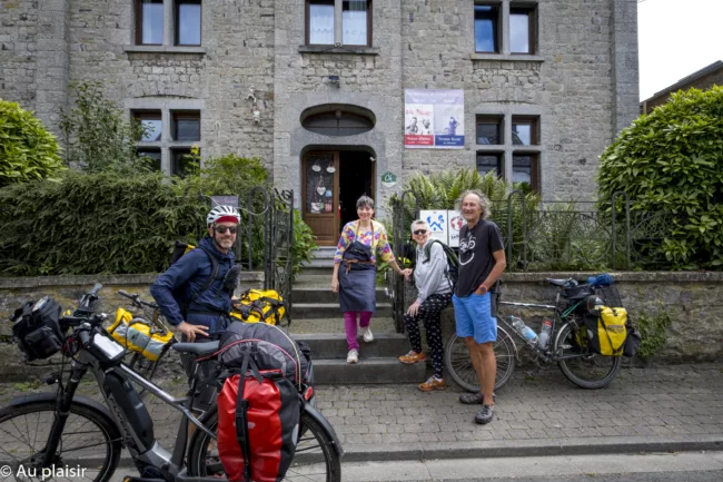 extérieur groupe à vélo au plaisir maison d'hôtes ludique et insolite Hastière Dinant Namur Belgique Cluedo B&B
