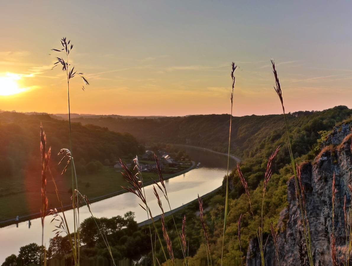 Hastière haute Meuse colline vallée balade promenade randonnées coucher de soleil sunset dinant Namur Belgique ardennes