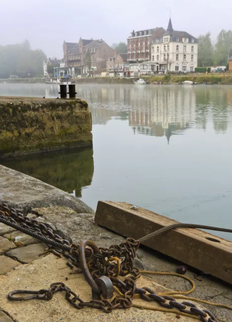 La Meuse le port passeur au plaisir maison d'hôtes ludique et insolite Hastière Dinant Namur Belgique Cluedo B&B