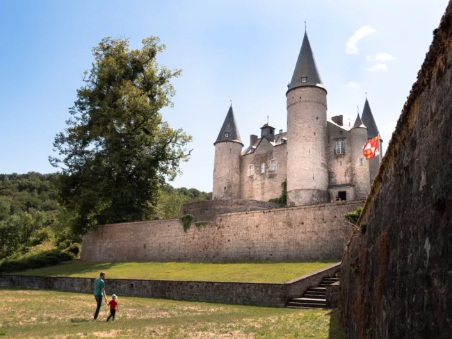 Grand château de Veves à visiter La province de Namur au plaisir maison d'hôtes ludique et insolite Hastière Dinant Namur Belgique Cluedo B&B