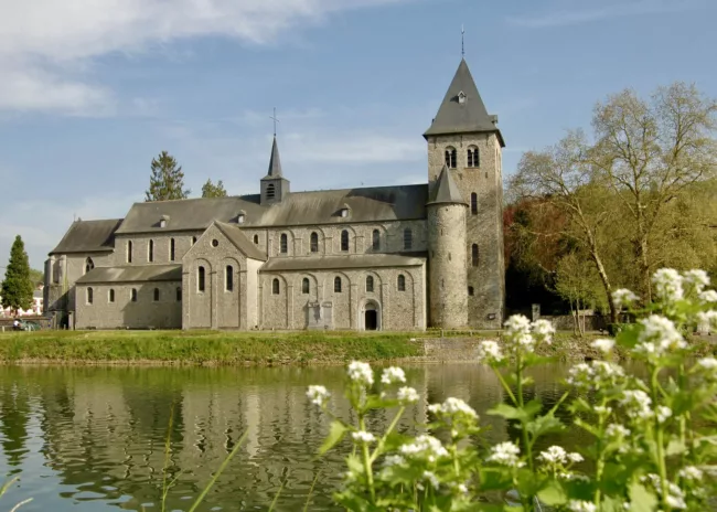 La Meuse et l'église de Hastière au plaisir maison d'hôtes ludique et insolite Hastière Dinant Namur Belgique Cluedo B&B