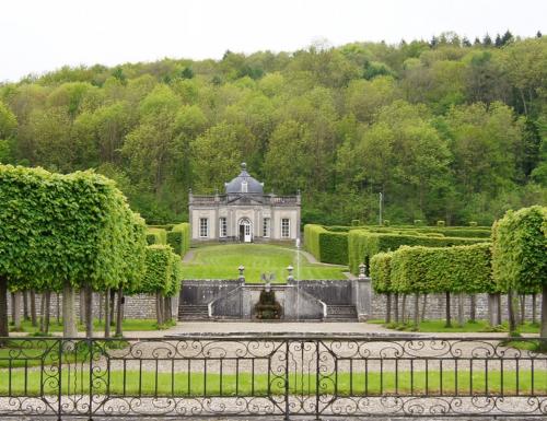 Le château de Freÿr de face au plaisir maison d'hôtes ludique et insolite Hastière Dinant Namur Belgique Cluedo B&B